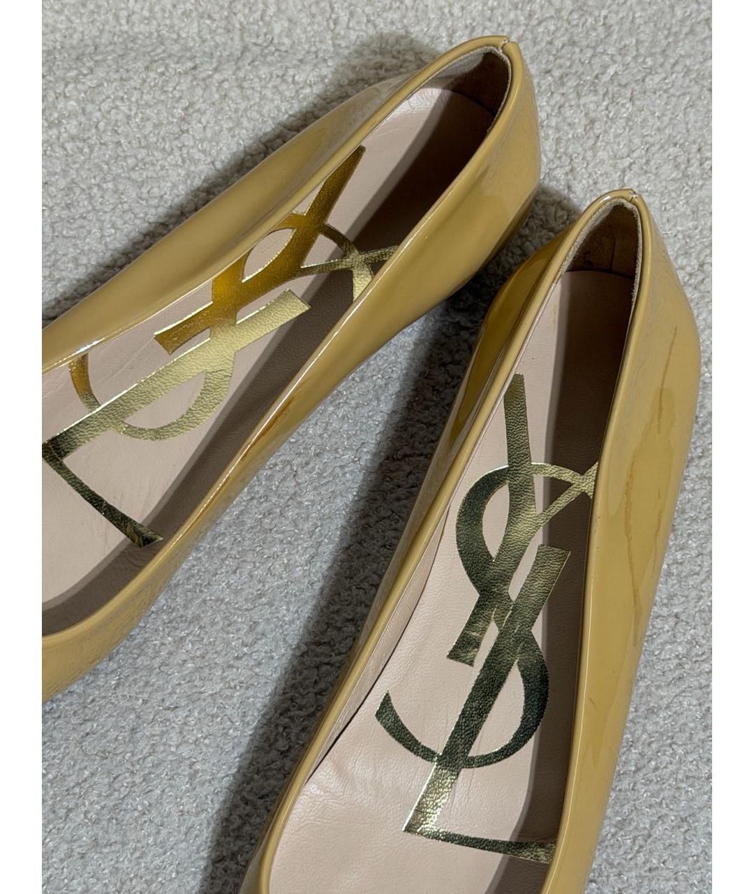 SAINT LAURENT Бежевые балетки из лакированной кожи, фото 3