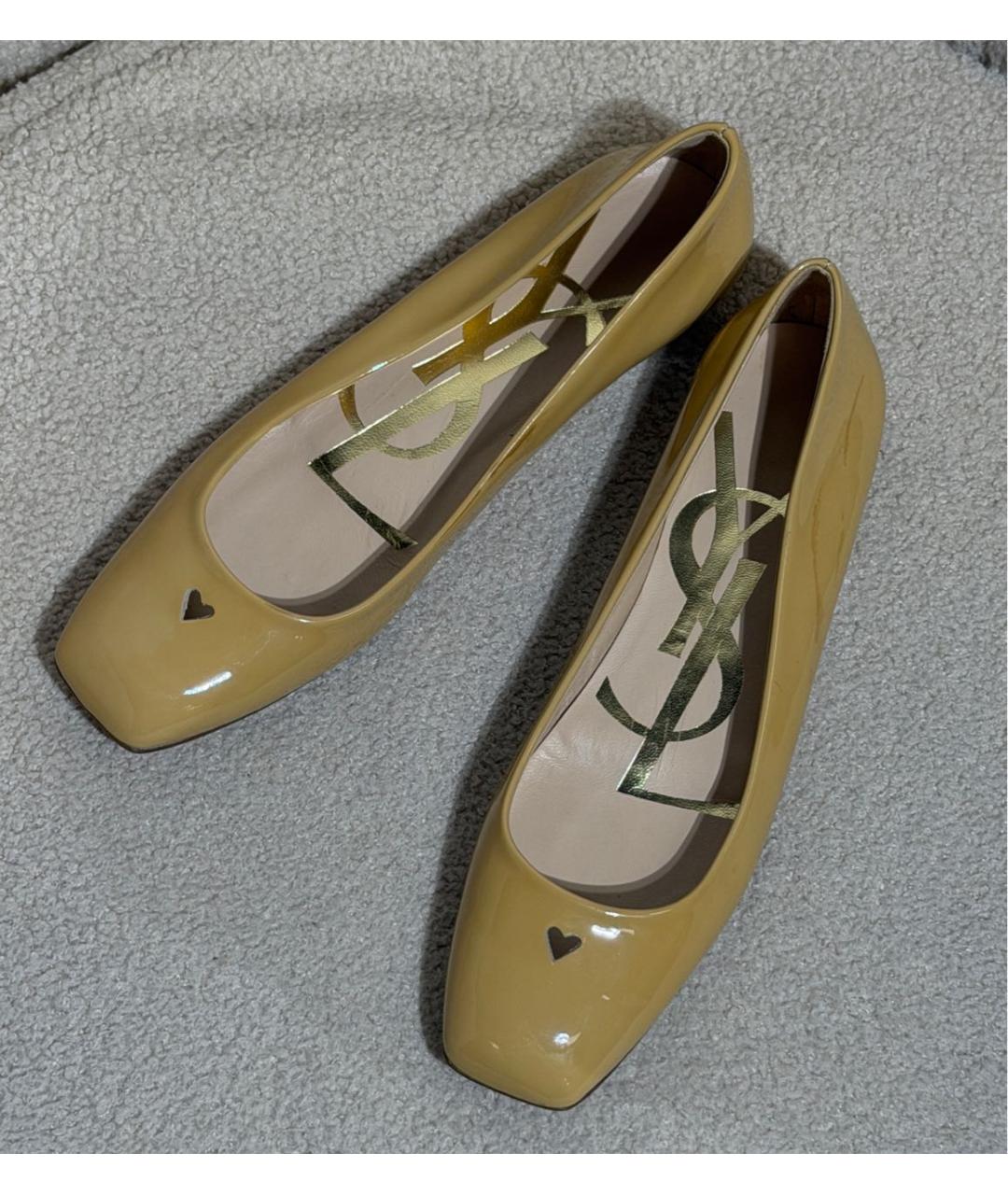 SAINT LAURENT Бежевые балетки из лакированной кожи, фото 2