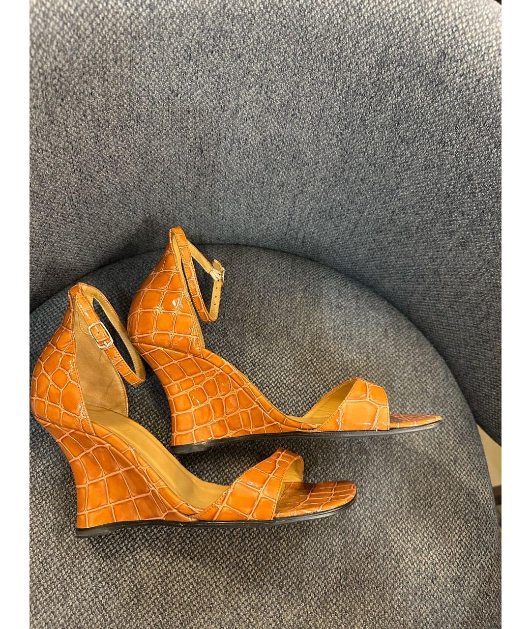 LOEWE Коричневые босоножки из лакированной кожи, фото 3