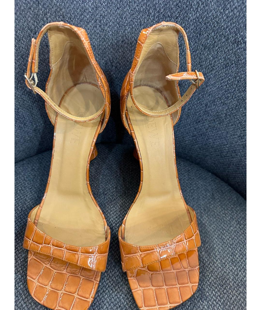 LOEWE Коричневые босоножки из лакированной кожи, фото 5