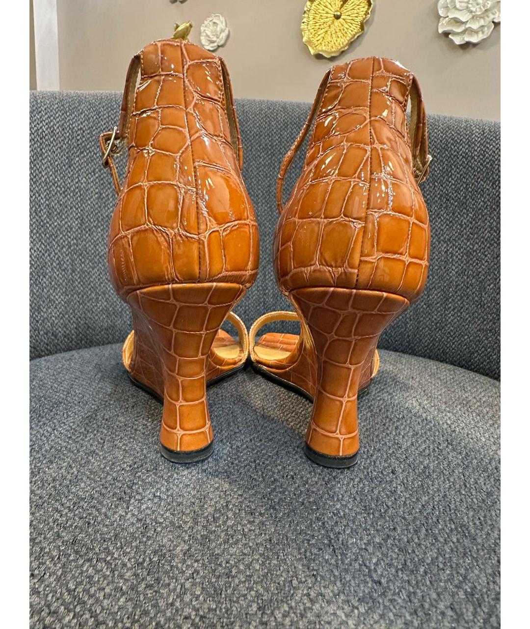 LOEWE Коричневые босоножки из лакированной кожи, фото 4