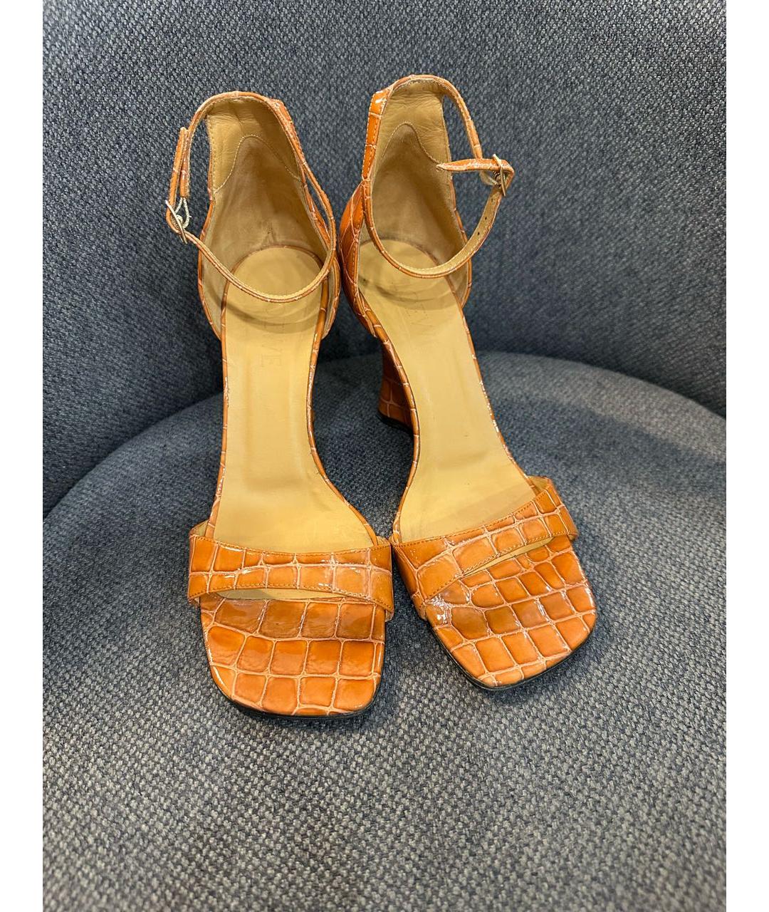 LOEWE Коричневые босоножки из лакированной кожи, фото 2