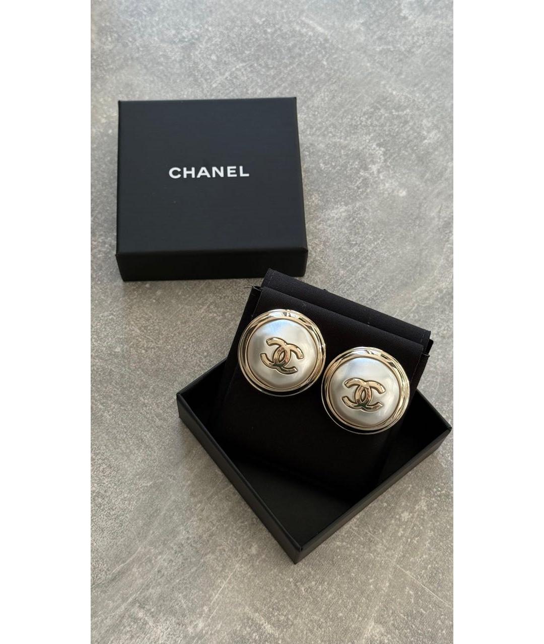 CHANEL Белые металлические клипсы, фото 3