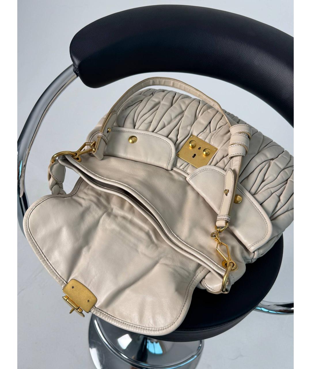 MIU MIU Бежевая кожаная сумка с короткими ручками, фото 7