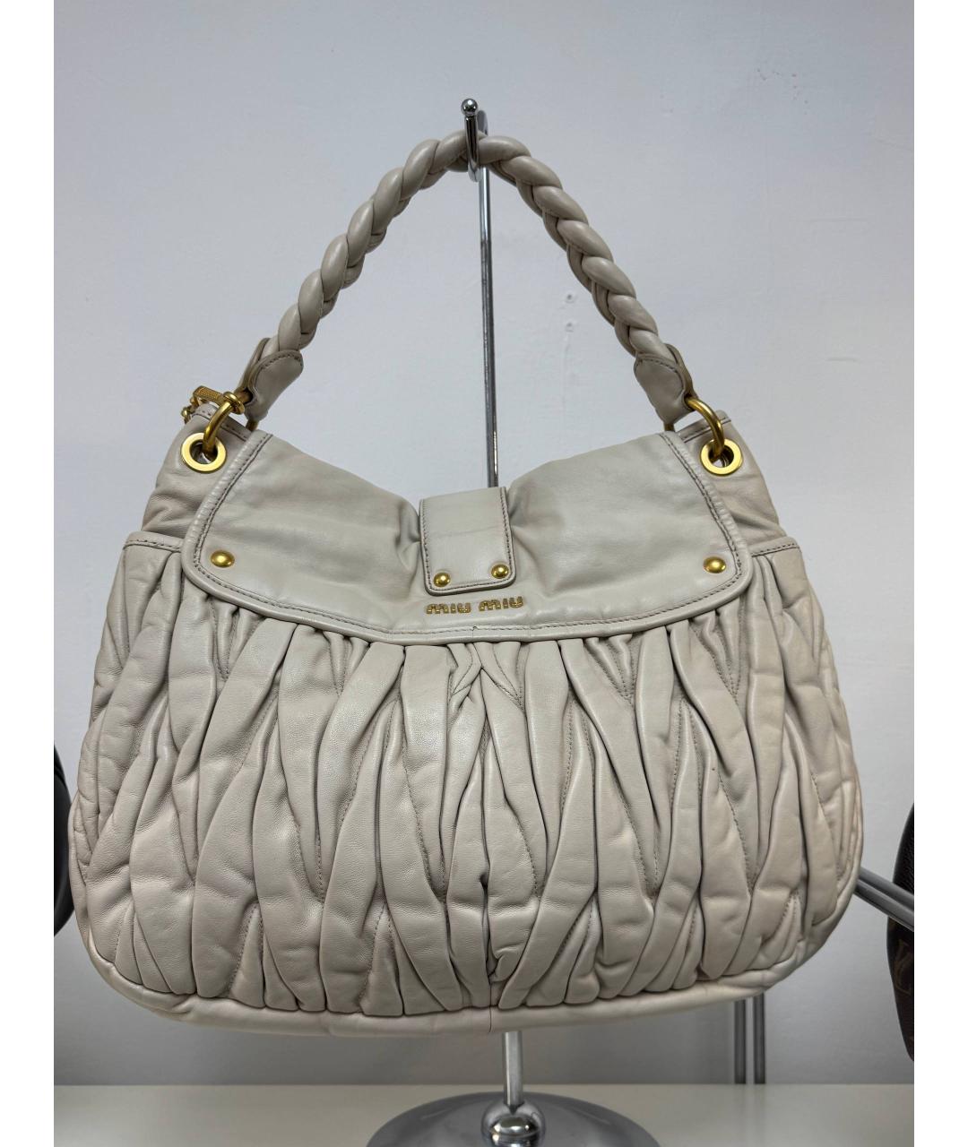 MIU MIU Бежевая кожаная сумка с короткими ручками, фото 2