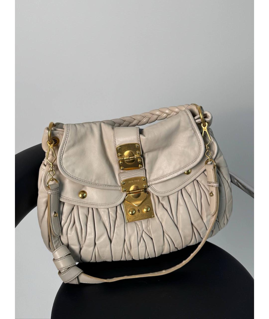MIU MIU Бежевая кожаная сумка с короткими ручками, фото 3