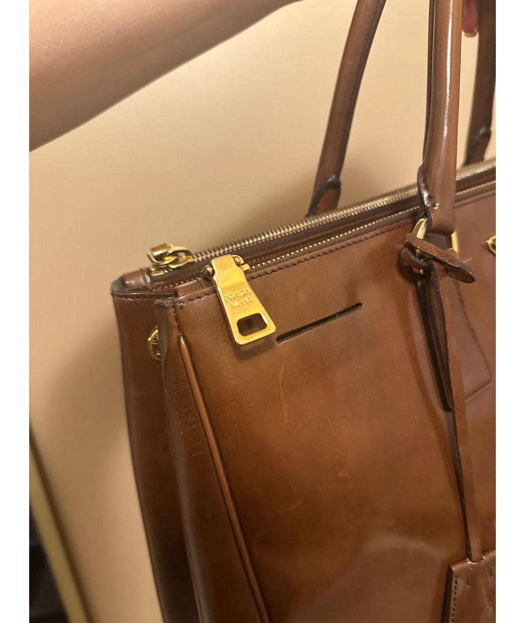 PRADA Коричневая кожаная сумка с короткими ручками, фото 5