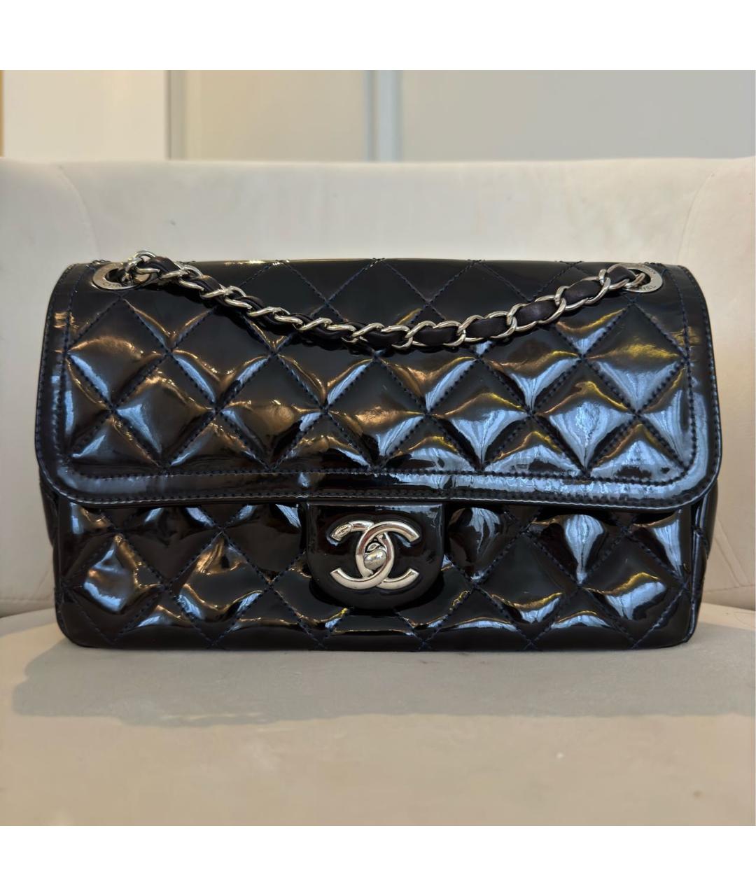 CHANEL Черная сумка через плечо из лакированной кожи, фото 2