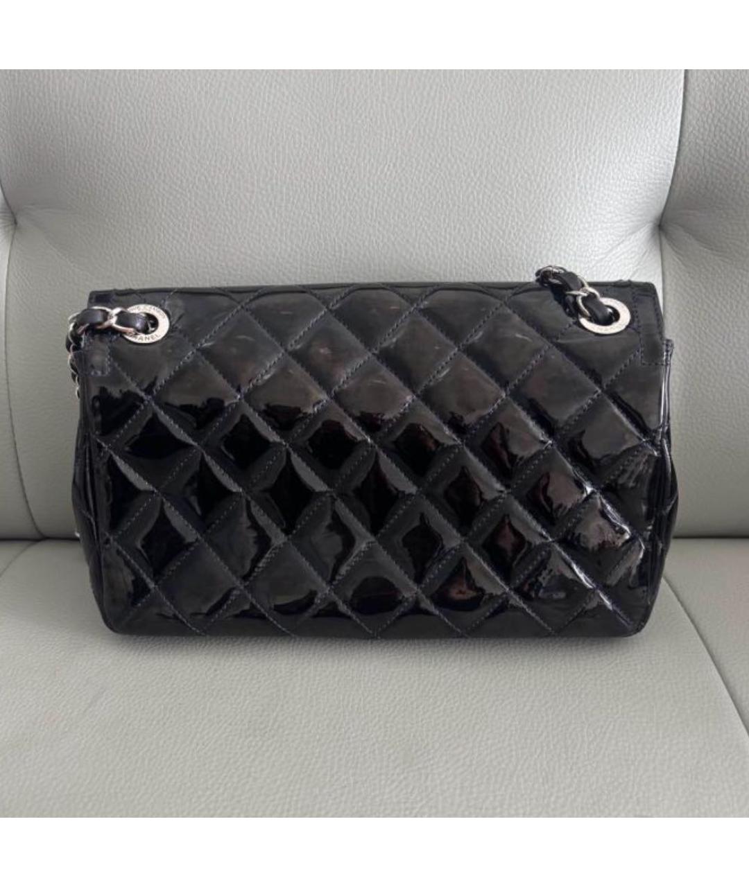CHANEL Черная сумка через плечо из лакированной кожи, фото 4