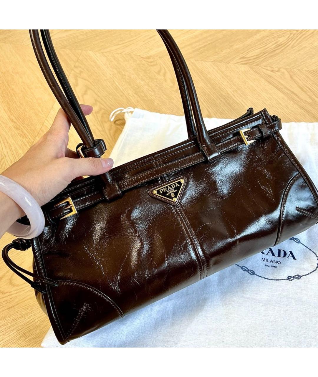 PRADA Коричневая сумка через плечо из лакированной кожи, фото 2