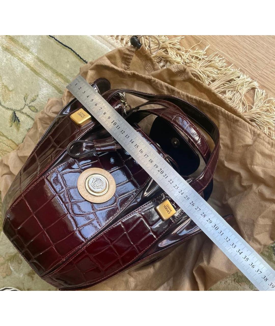 VERSACE Бордовая сумка с короткими ручками из лакированной кожи, фото 3