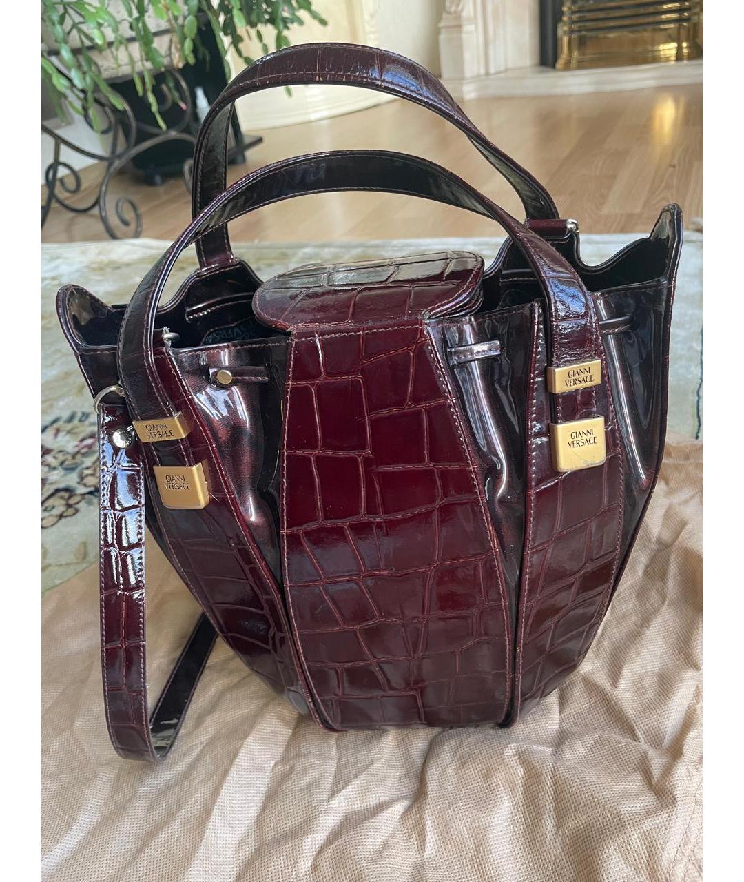 VERSACE Бордовая сумка с короткими ручками из лакированной кожи, фото 2