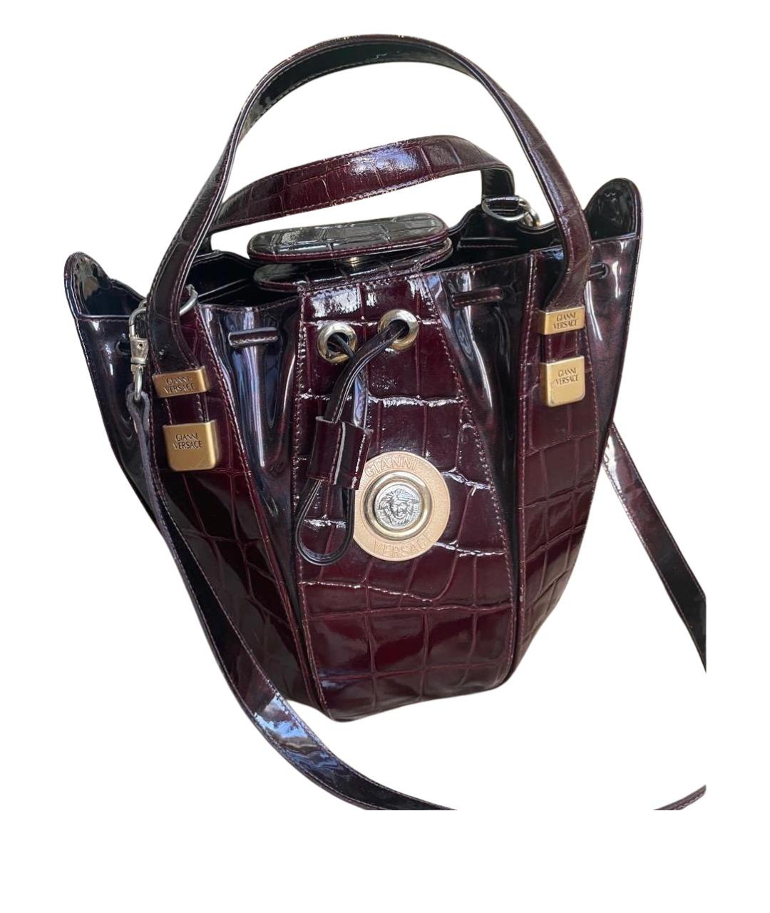 VERSACE Бордовая сумка с короткими ручками из лакированной кожи, фото 1