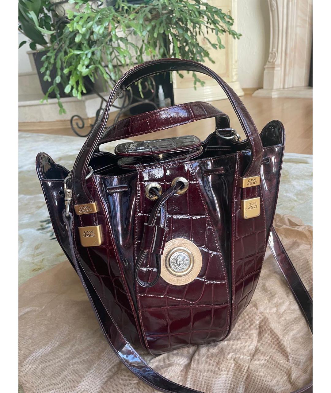 VERSACE Бордовая сумка с короткими ручками из лакированной кожи, фото 6