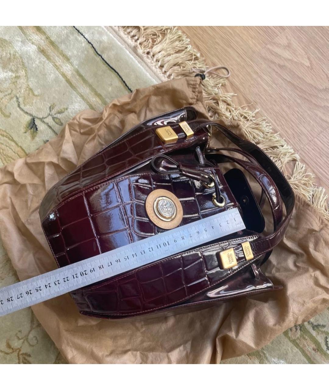 VERSACE Бордовая сумка с короткими ручками из лакированной кожи, фото 4