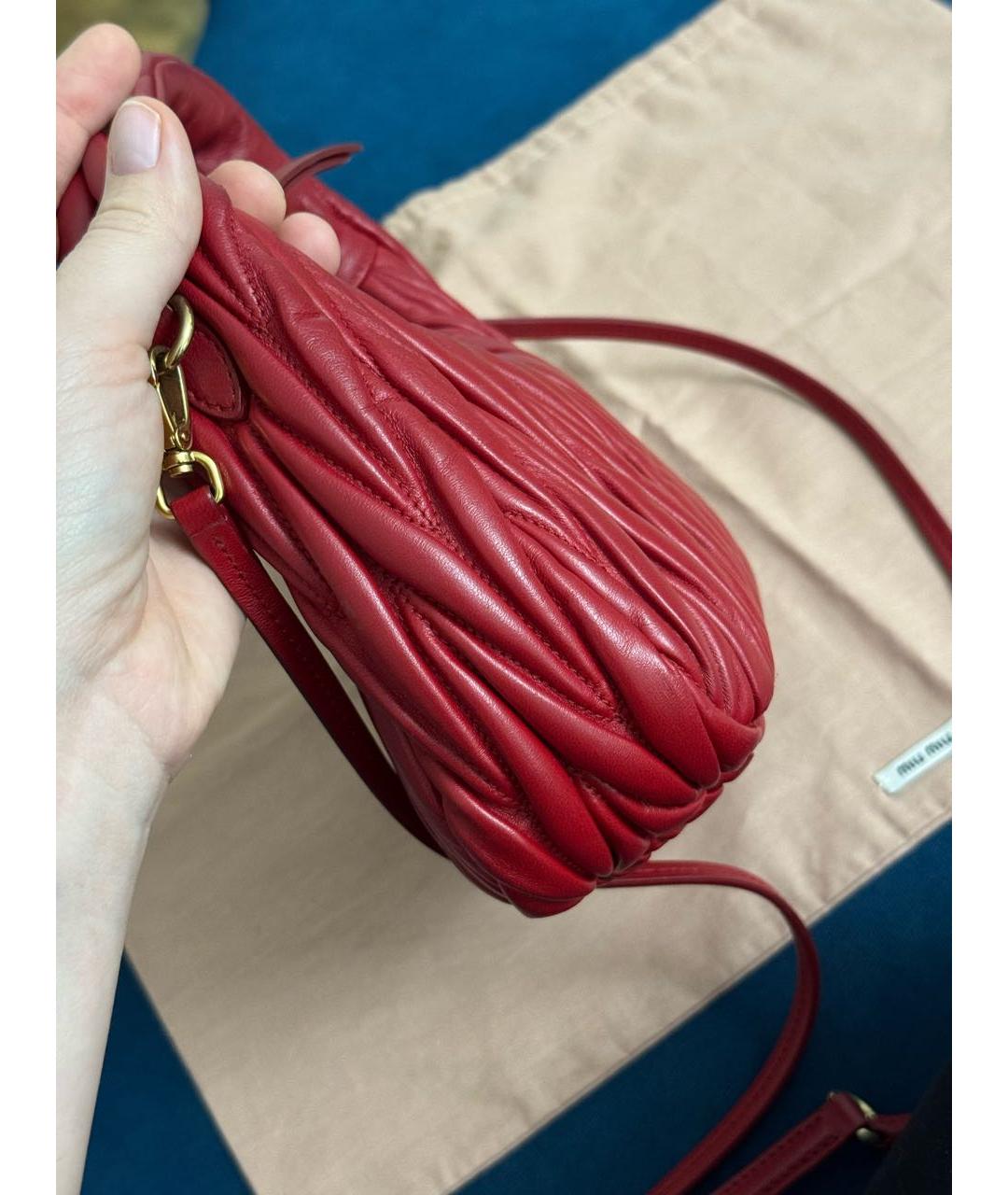 MIU MIU Красная кожаная сумка с короткими ручками, фото 3