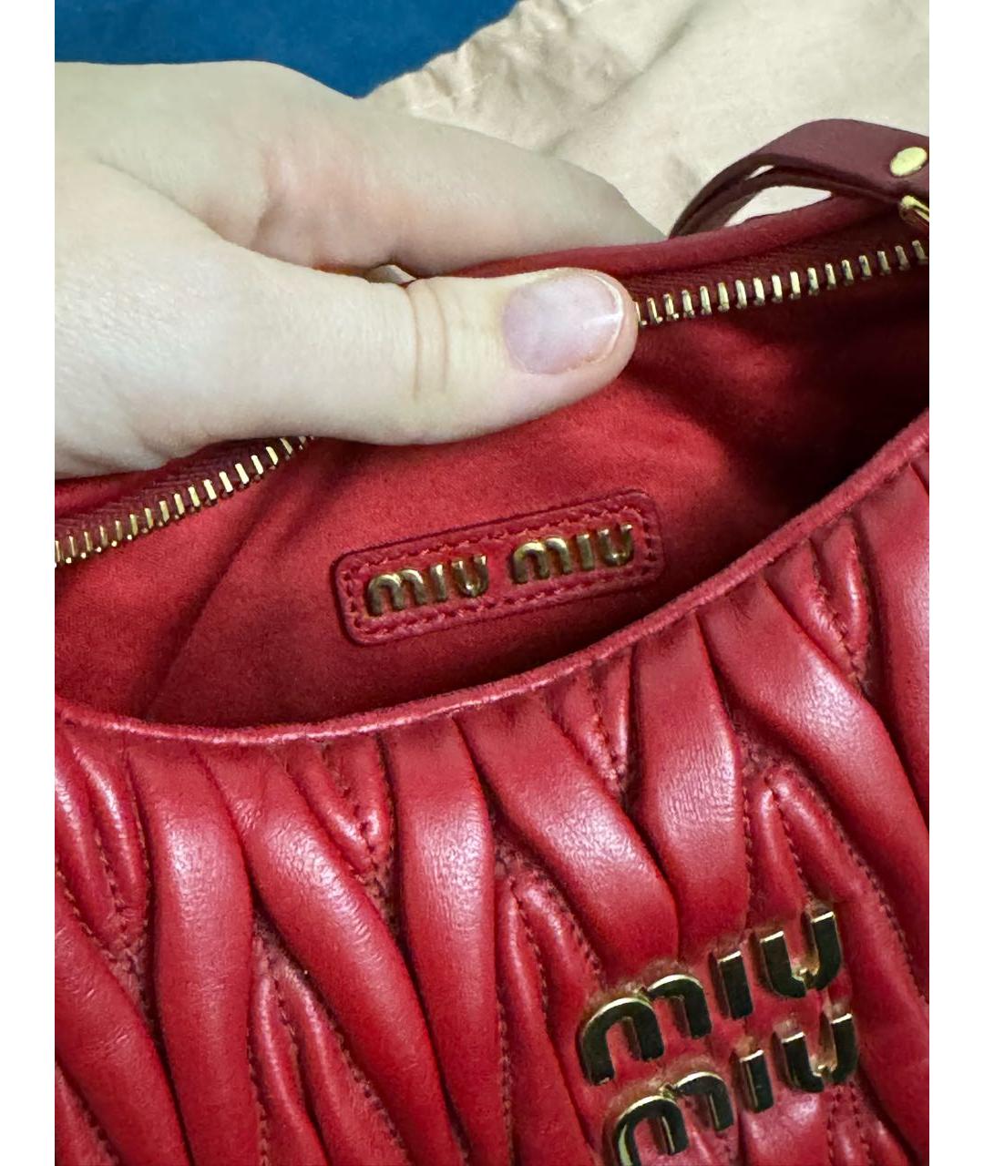 MIU MIU Красная кожаная сумка с короткими ручками, фото 4
