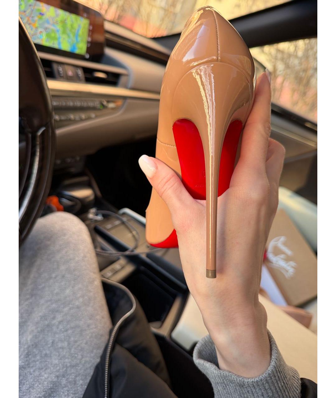 CHRISTIAN LOUBOUTIN Бежевые туфли из лакированной кожи, фото 6