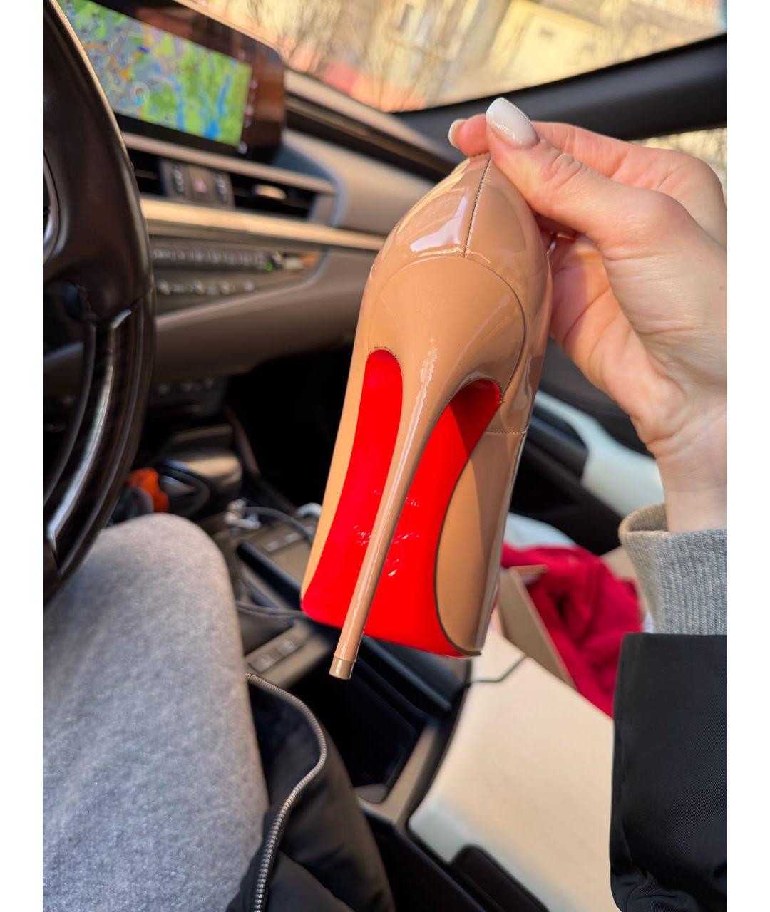 CHRISTIAN LOUBOUTIN Бежевые туфли из лакированной кожи, фото 7