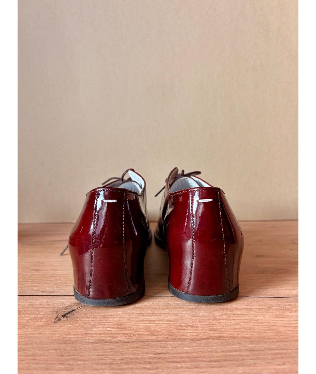 MAISON MARGIELA Бордовые низкие ботинки из лакированной кожи, фото 3