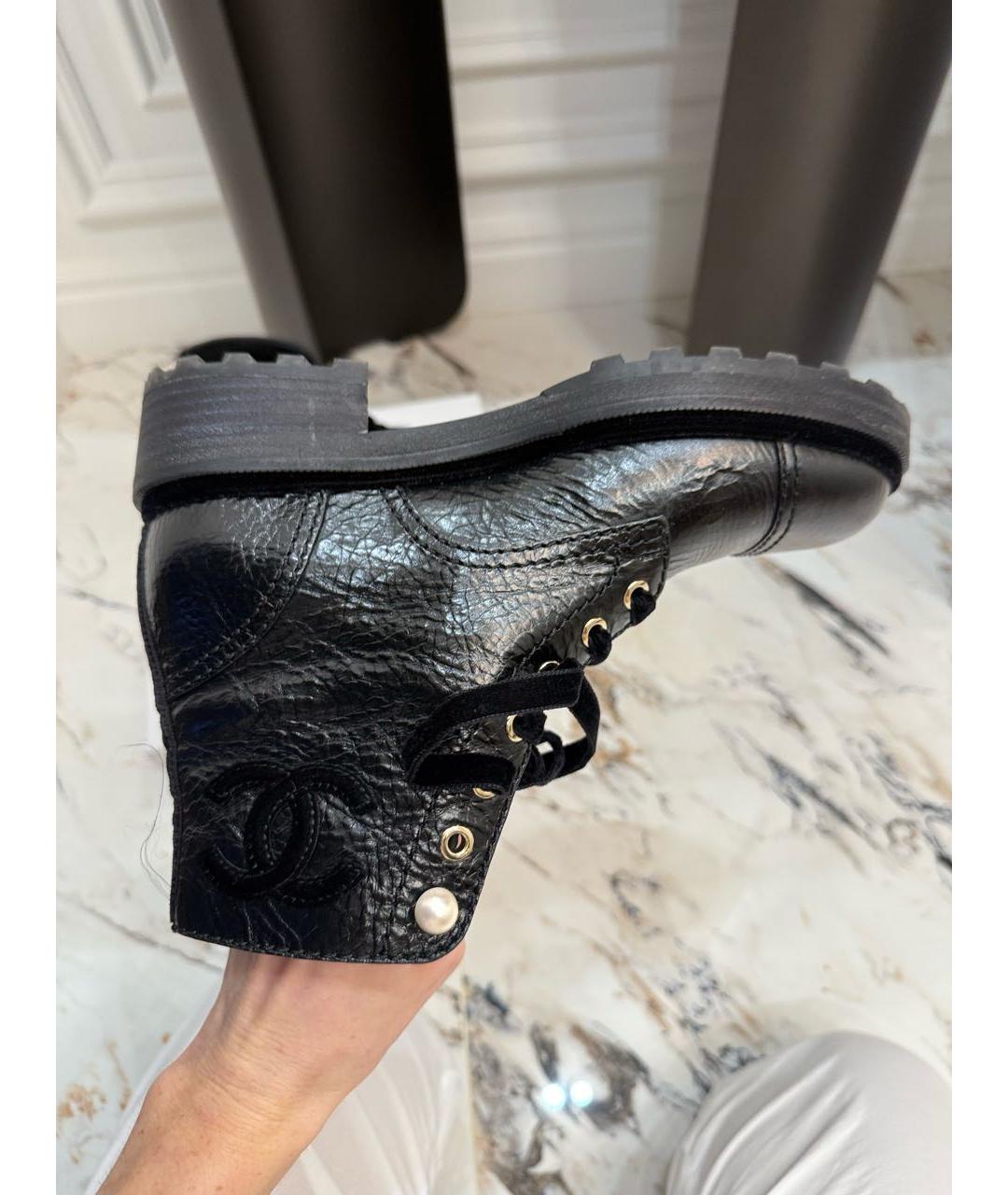 CHANEL Черные ботинки из лакированной кожи, фото 4