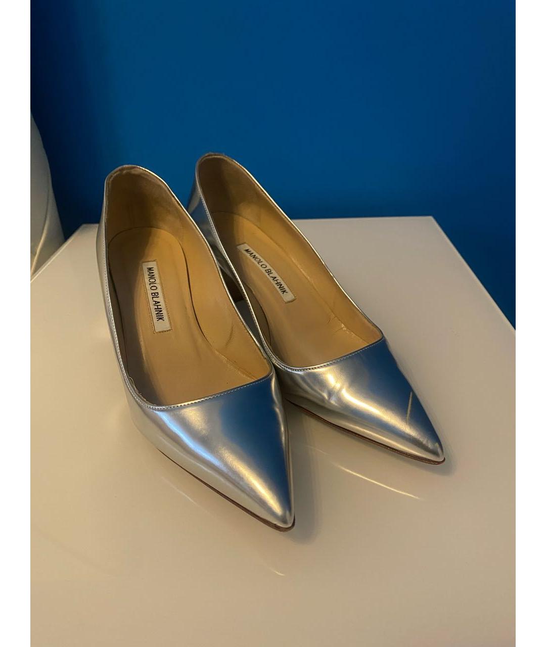 MANOLO BLAHNIK Серебряные туфли из лакированной кожи, фото 2