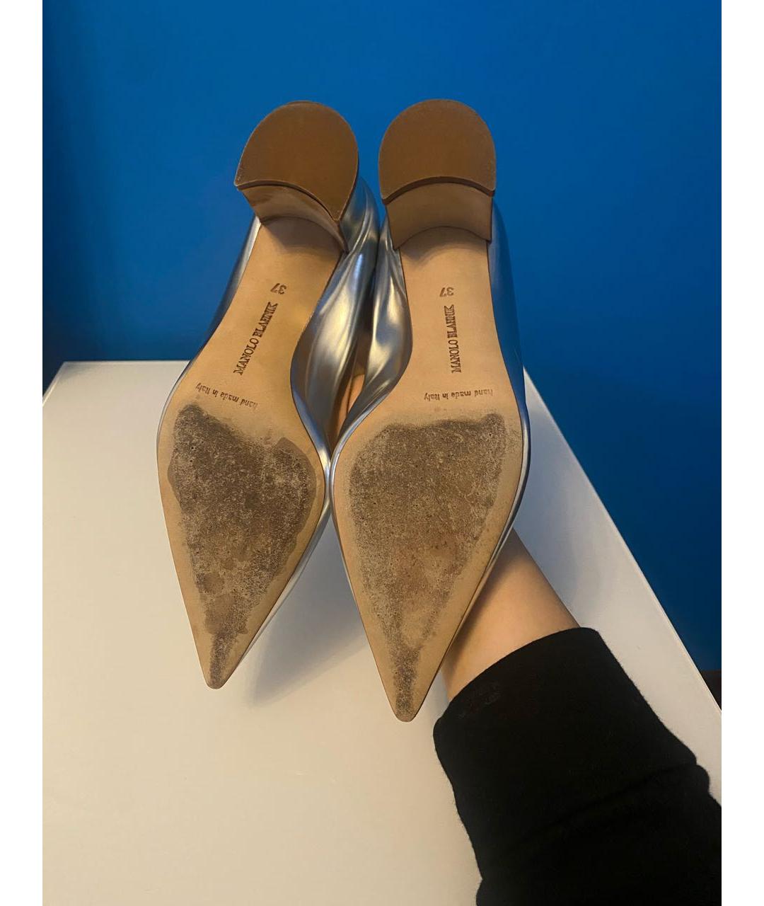 MANOLO BLAHNIK Серебряные туфли из лакированной кожи, фото 5