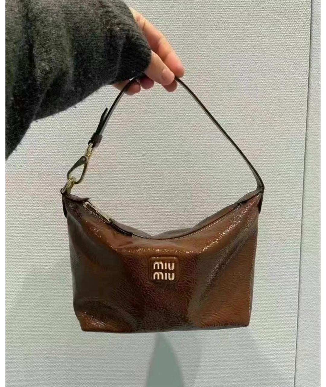 MIU MIU Коричневая сумка с короткими ручками из лакированной кожи, фото 6