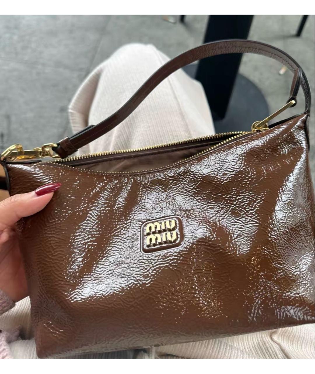 MIU MIU Коричневая сумка с короткими ручками из лакированной кожи, фото 7