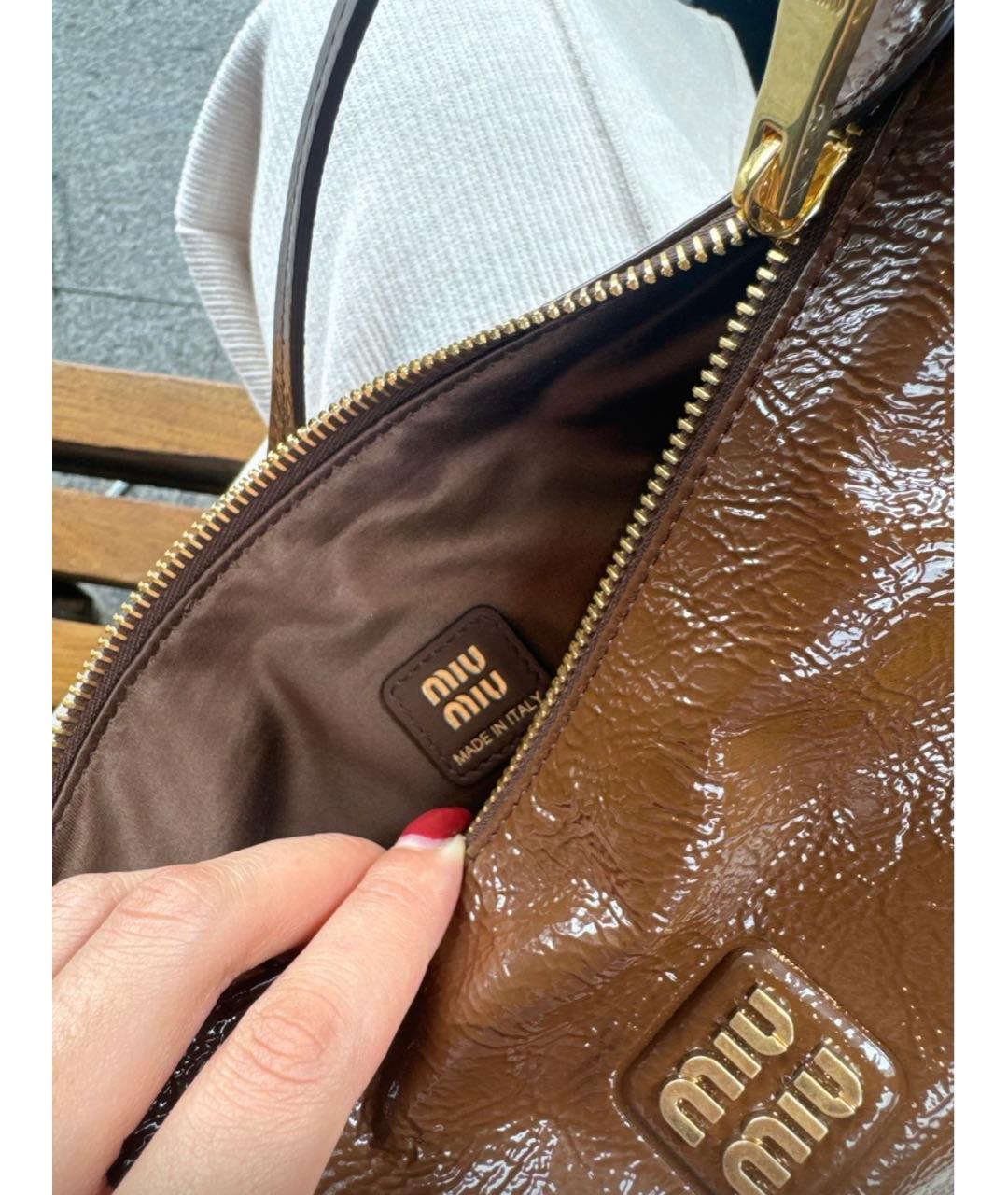 MIU MIU Коричневая сумка с короткими ручками из лакированной кожи, фото 8