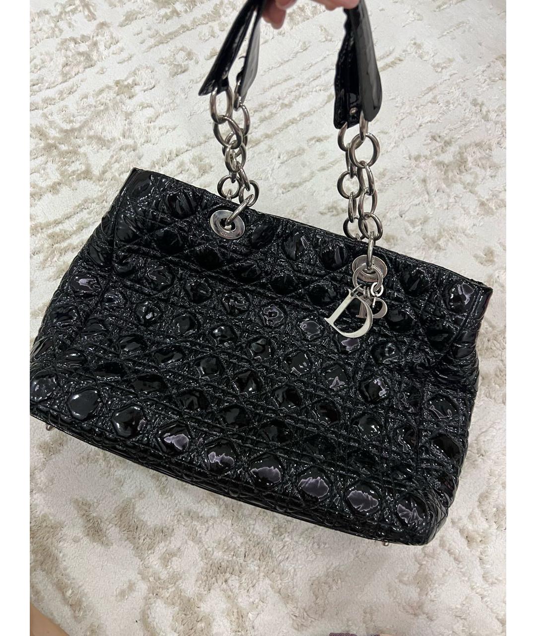 CHRISTIAN DIOR Черная сумка через плечо из лакированной кожи, фото 2