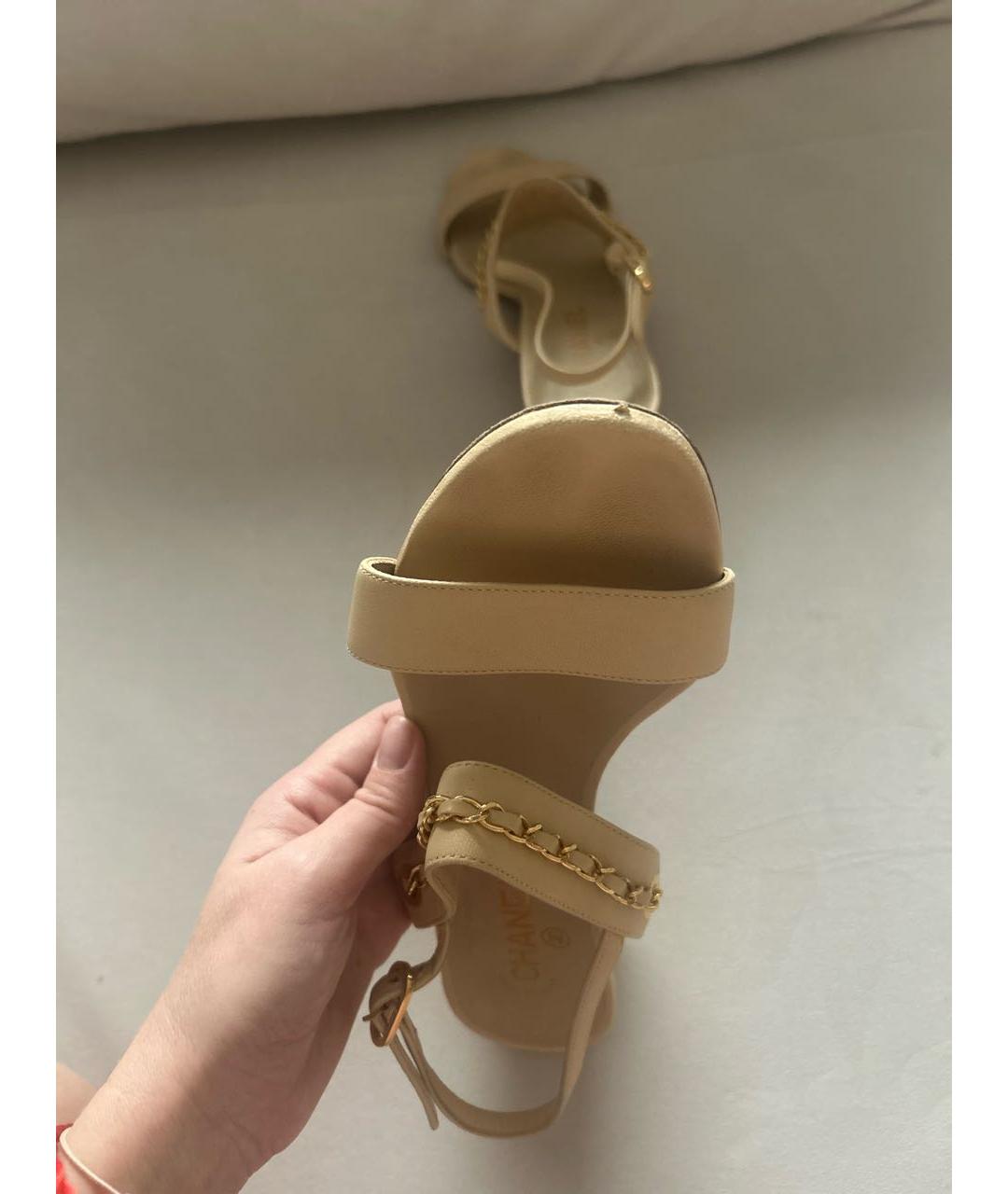 CHANEL Бежевые кожаные босоножки, фото 5
