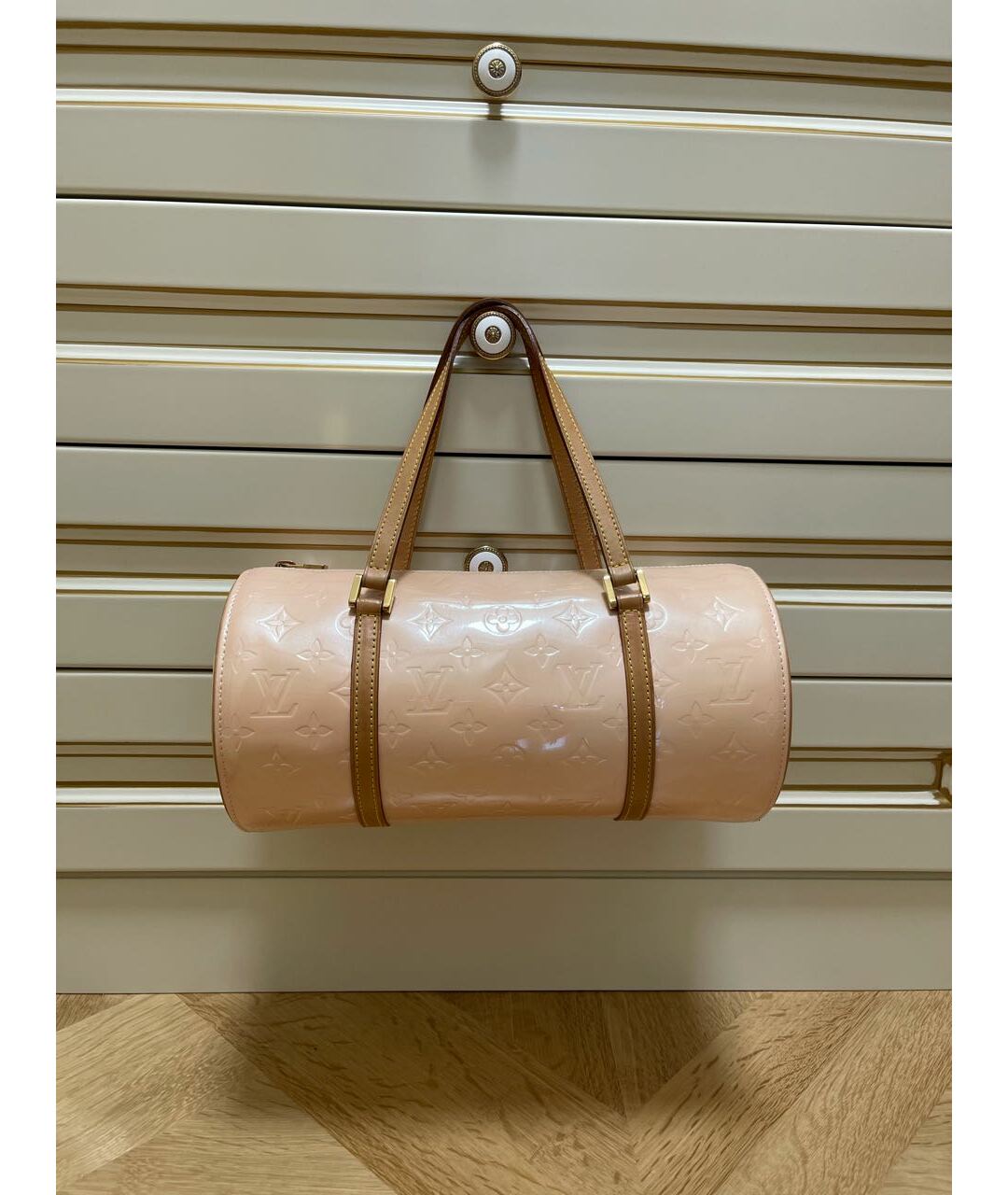 LOUIS VUITTON Бежевая сумка тоут из лакированной кожи, фото 7
