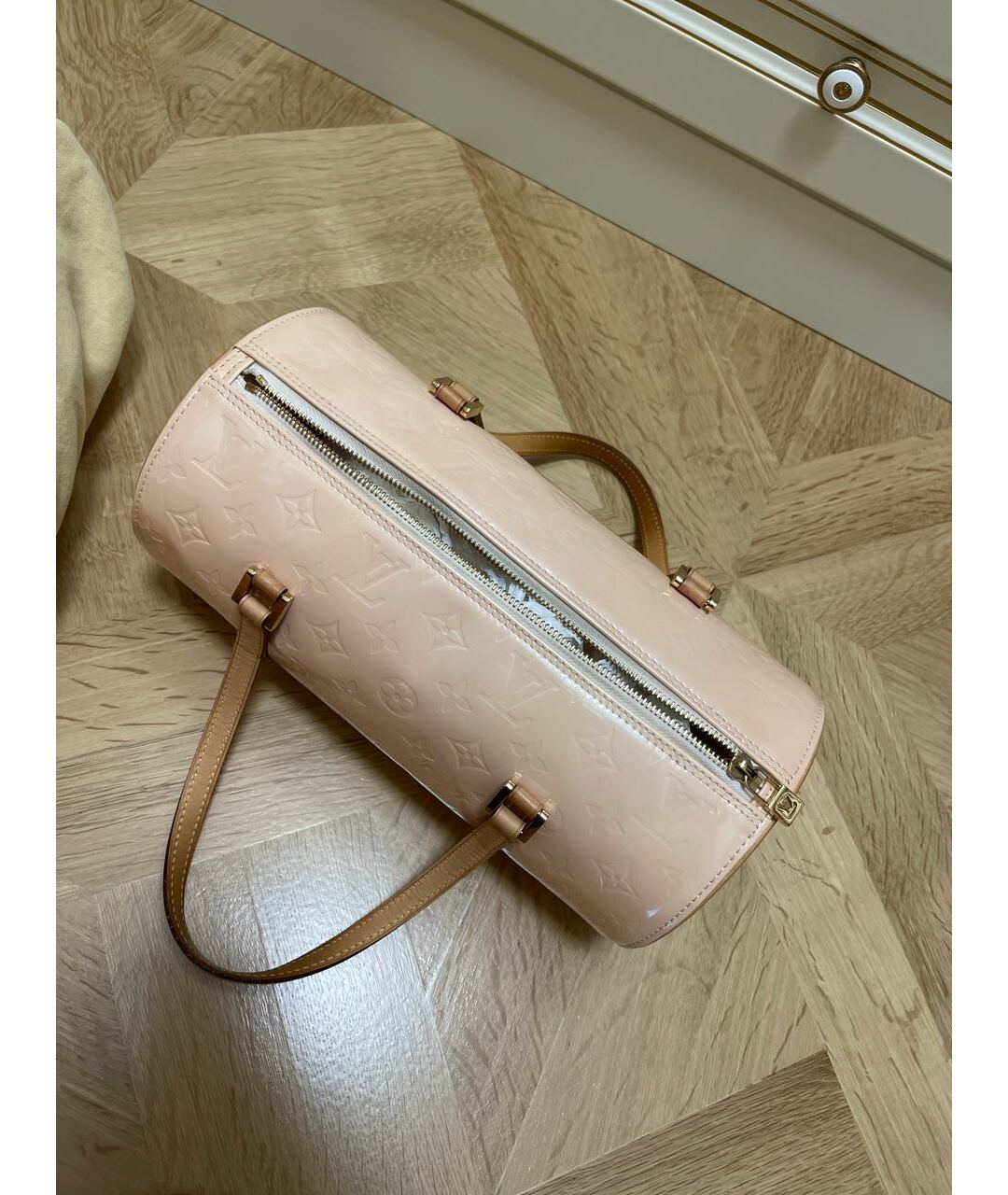 LOUIS VUITTON Бежевая сумка тоут из лакированной кожи, фото 4