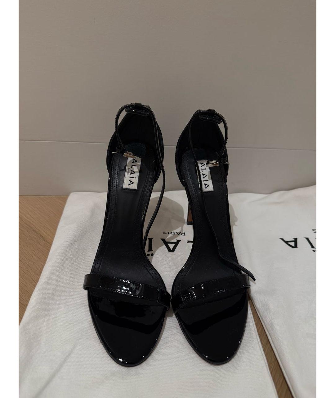 ALAIA Черные босоножки из лакированной кожи, фото 2