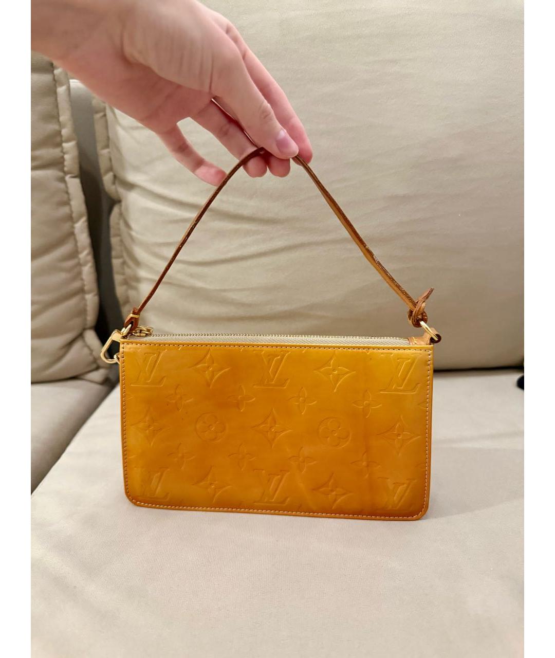 LOUIS VUITTON Горчичная сумка с короткими ручками из лакированной кожи, фото 3