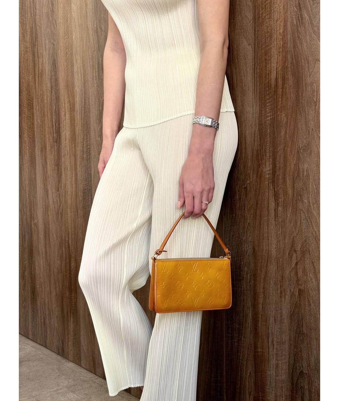 LOUIS VUITTON Горчичная сумка с короткими ручками из лакированной кожи, фото 5