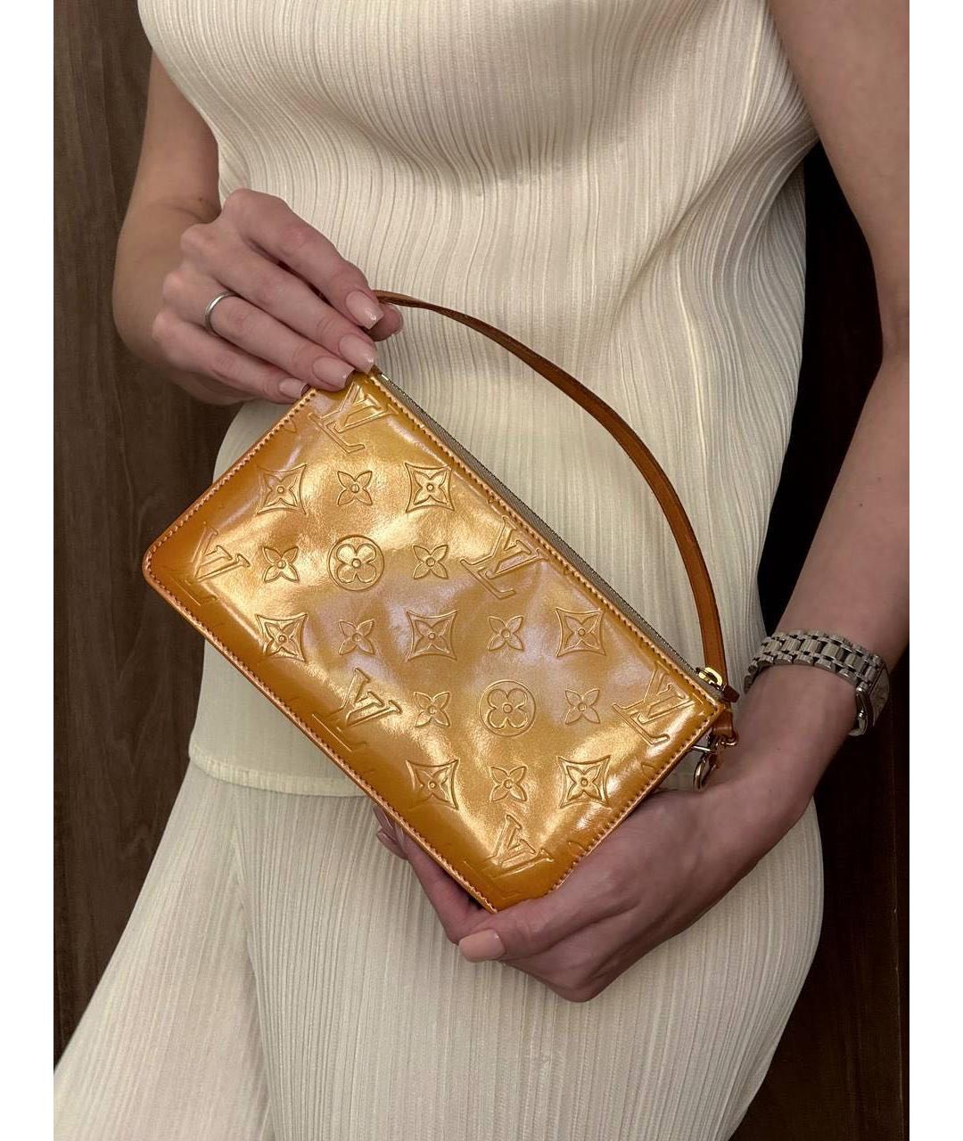 LOUIS VUITTON Горчичная сумка с короткими ручками из лакированной кожи, фото 8