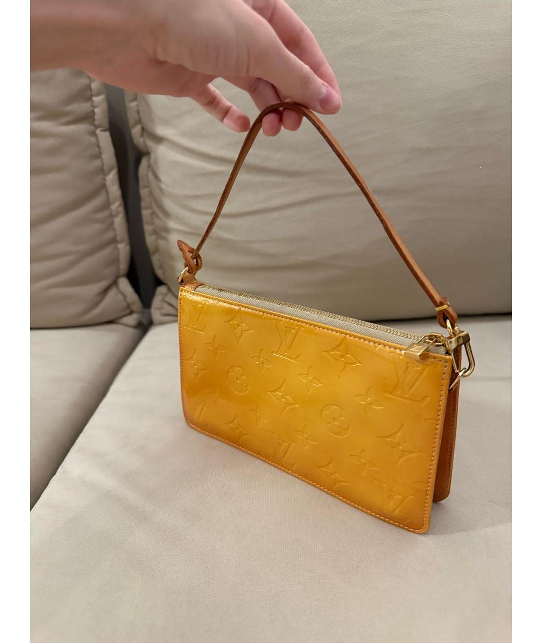 LOUIS VUITTON Горчичная сумка с короткими ручками из лакированной кожи, фото 2