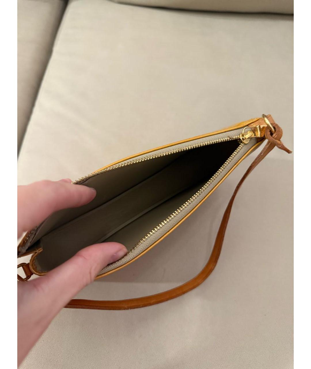 LOUIS VUITTON Горчичная сумка с короткими ручками из лакированной кожи, фото 4