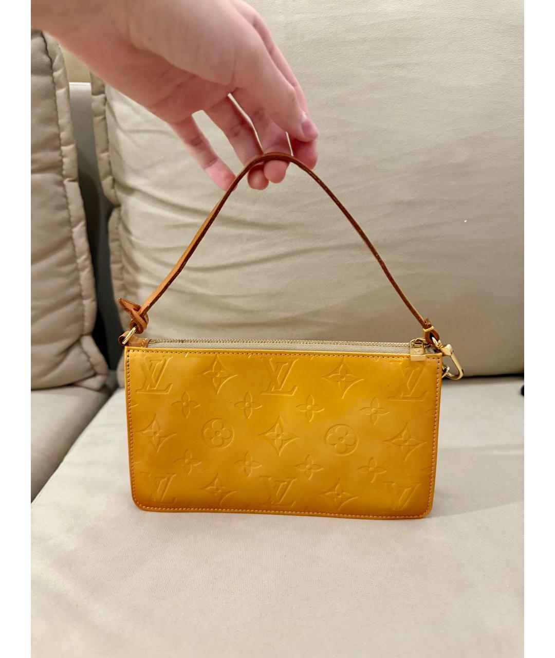 LOUIS VUITTON Горчичная сумка с короткими ручками из лакированной кожи, фото 9