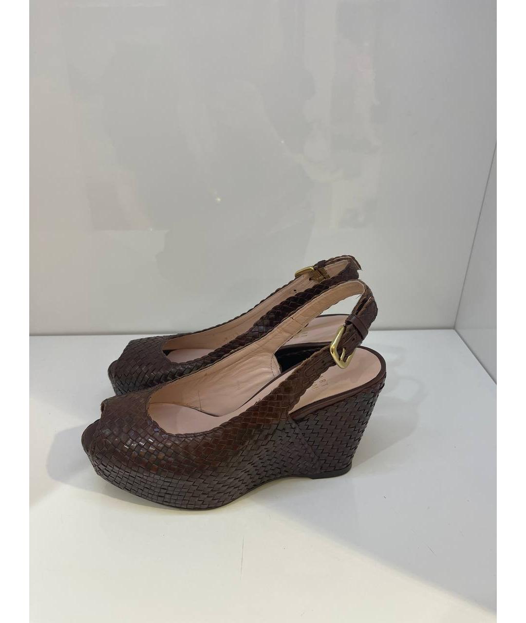 STUART WEITZMAN Коричневые босоножки из лакированной кожи, фото 4