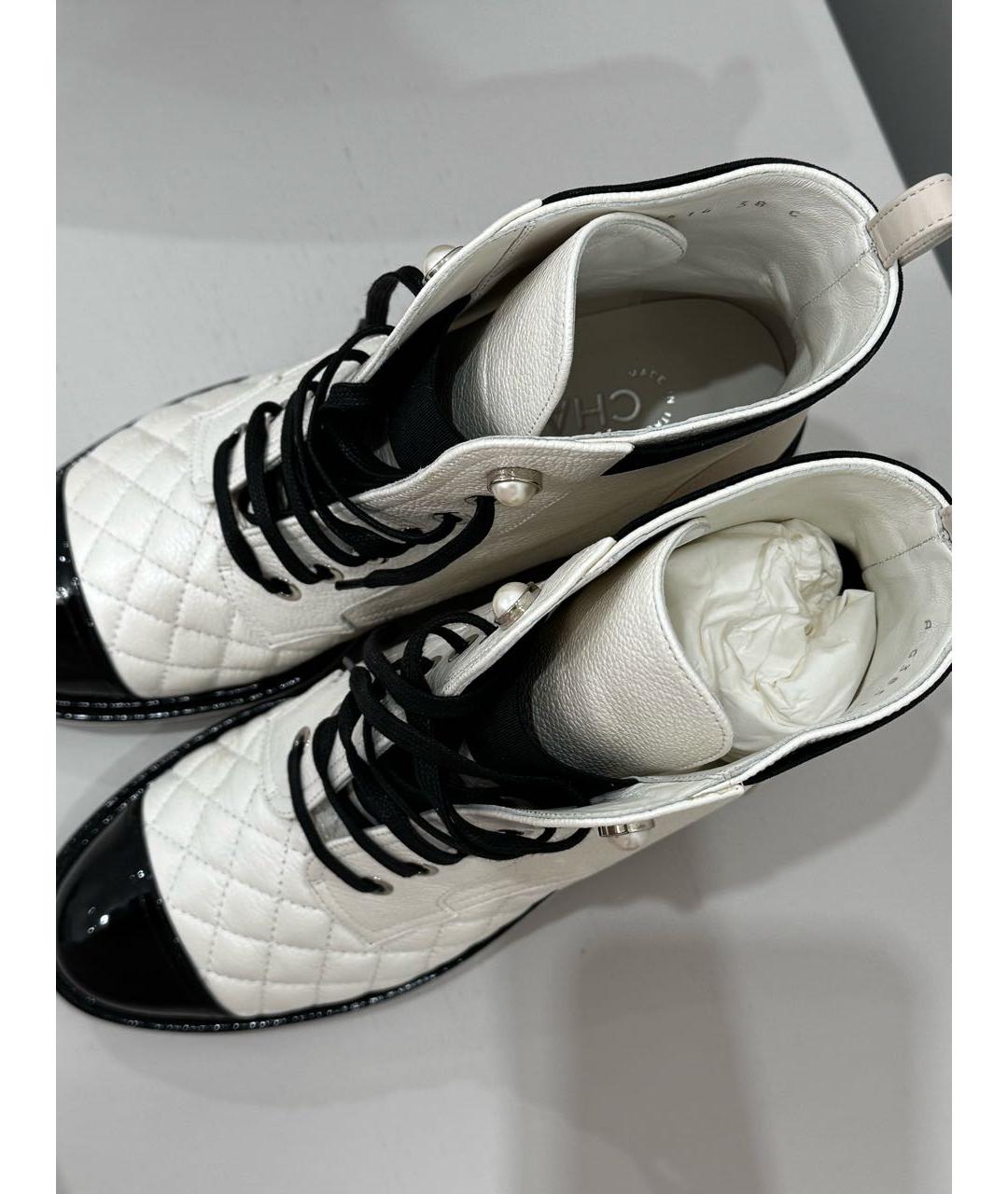 CHANEL Белые кожаные ботинки, фото 3