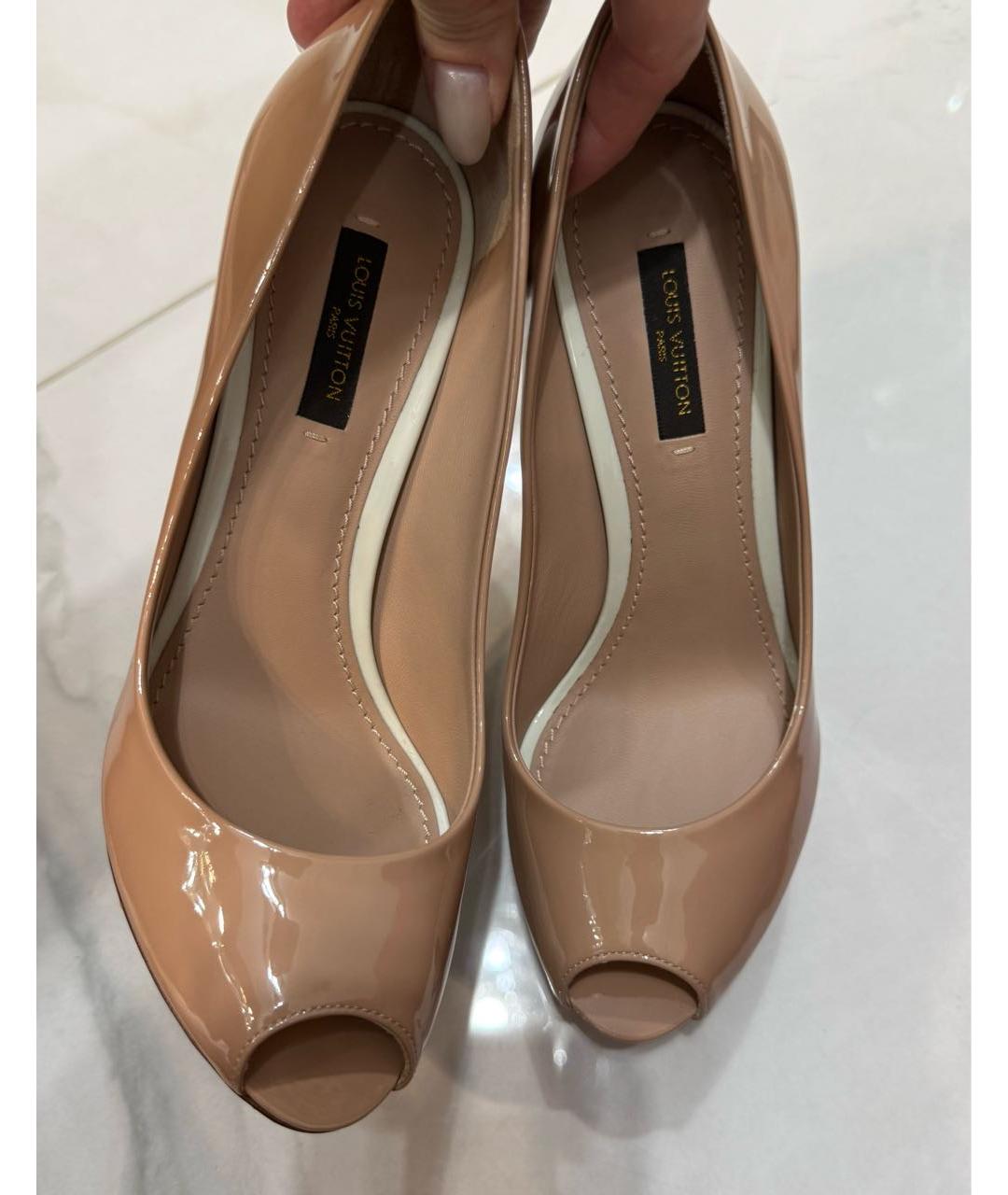 LOUIS VUITTON Бежевые туфли из лакированной кожи, фото 2