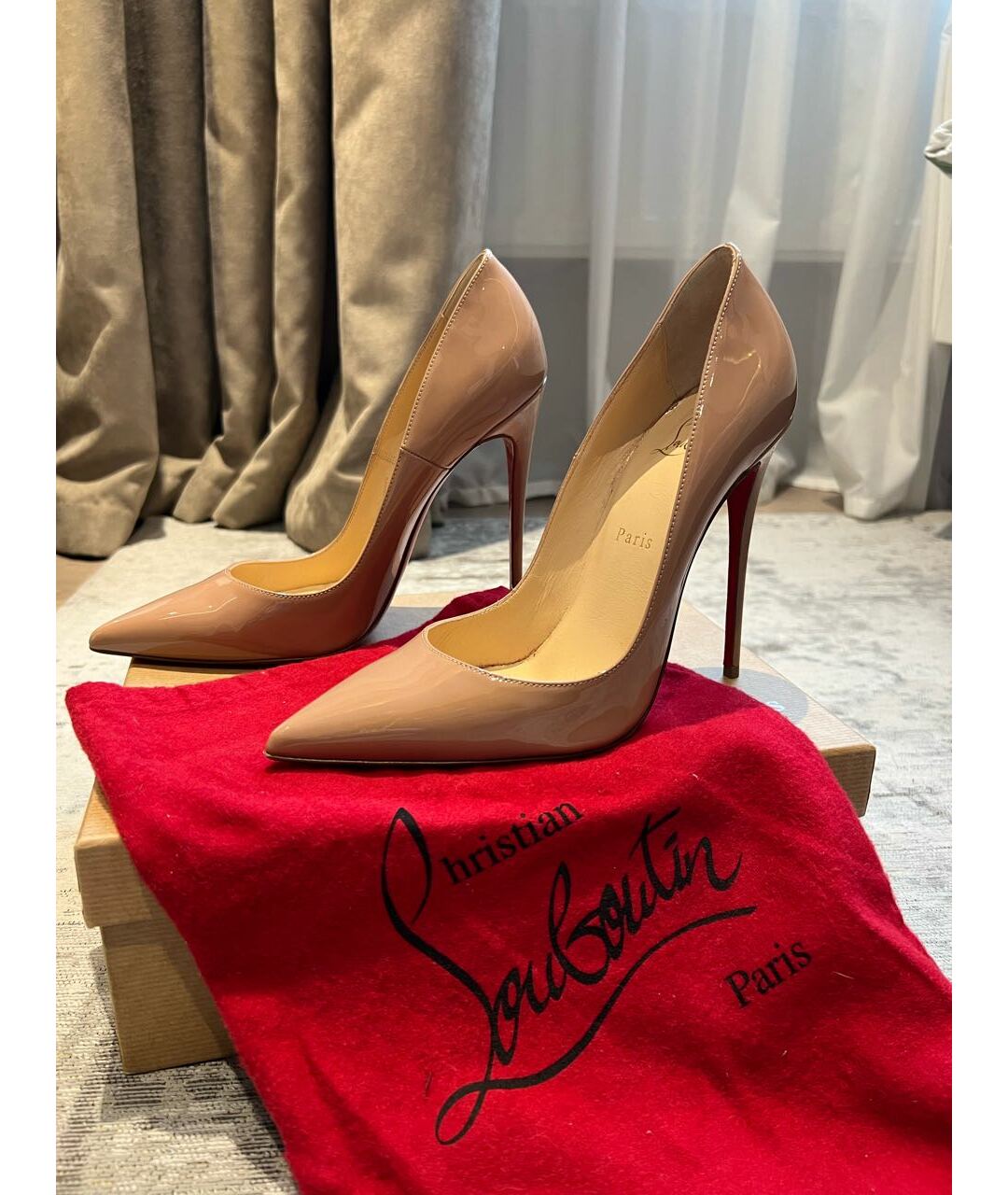 CHRISTIAN LOUBOUTIN Бежевые туфли из лакированной кожи, фото 6