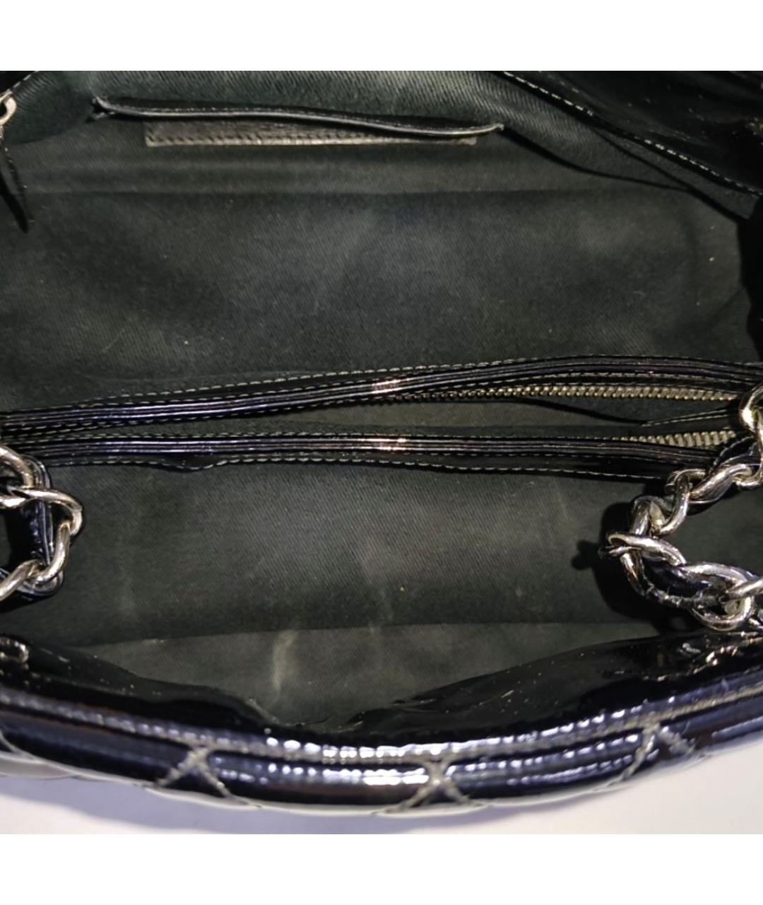 CHANEL Черная сумка через плечо из лакированной кожи, фото 2