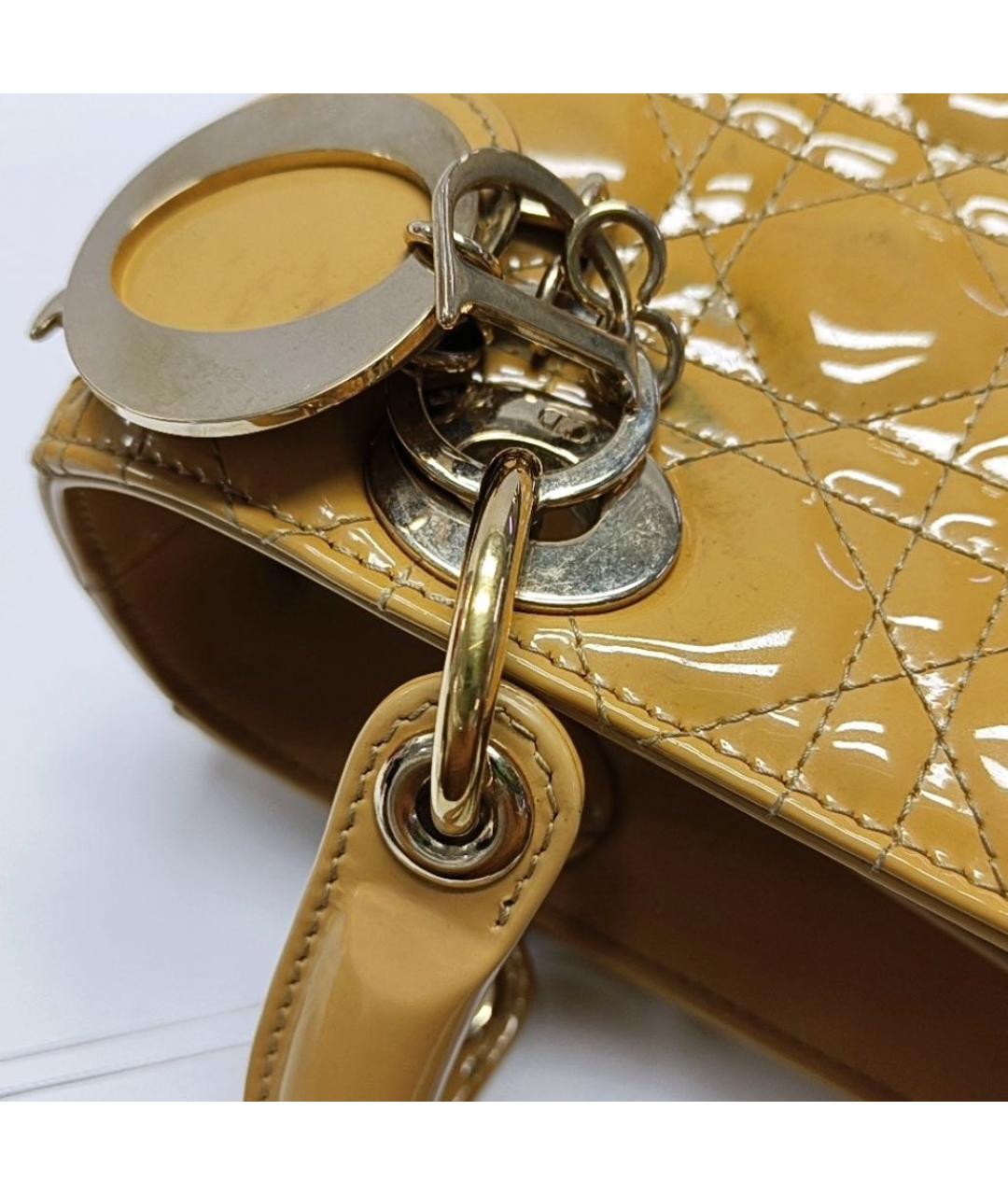 CHRISTIAN DIOR Золотая сумка через плечо из лакированной кожи, фото 2