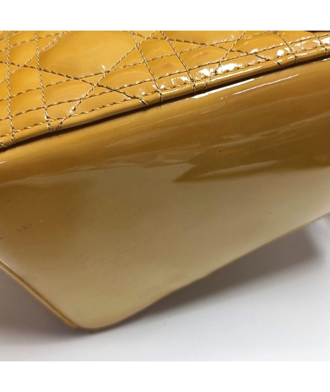 CHRISTIAN DIOR Золотая сумка через плечо из лакированной кожи, фото 5