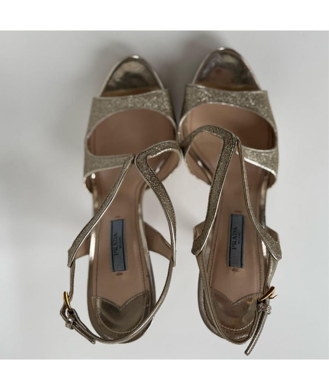 PRADA Золотые кожаные босоножки, фото 3
