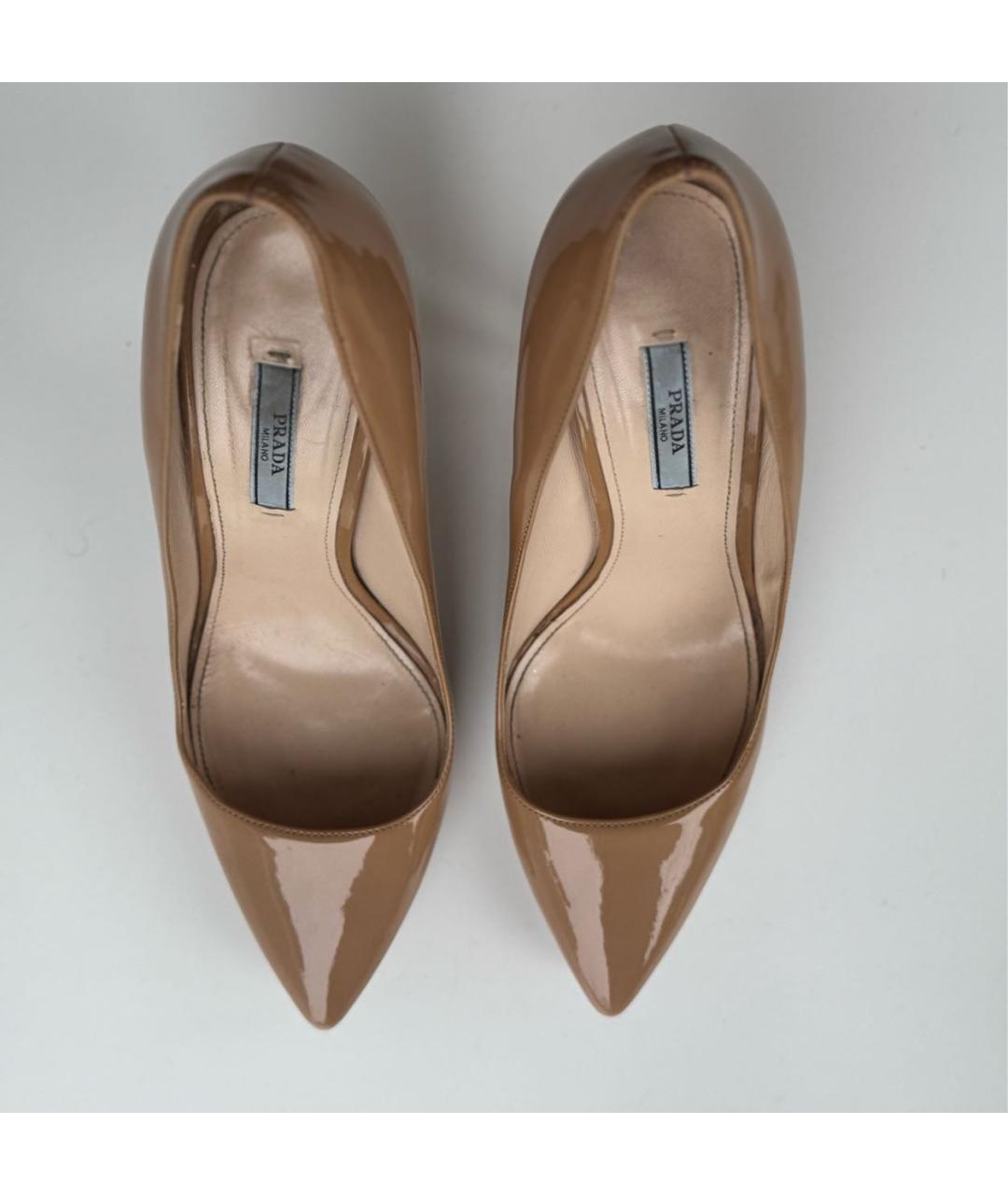 PRADA Бежевые туфли из лакированной кожи, фото 3